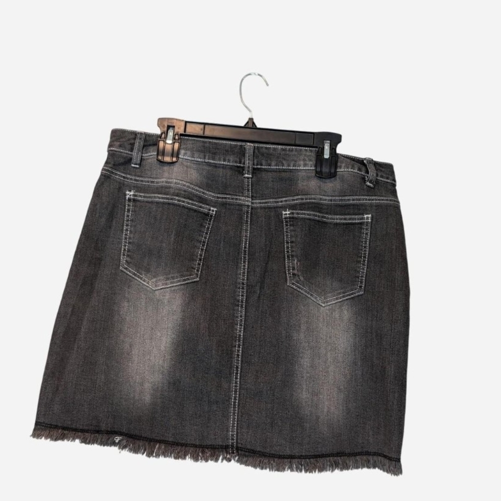 Pre-owned Stylish Gray Denim Skirt with Studded Pockets - Picture 2 of 7